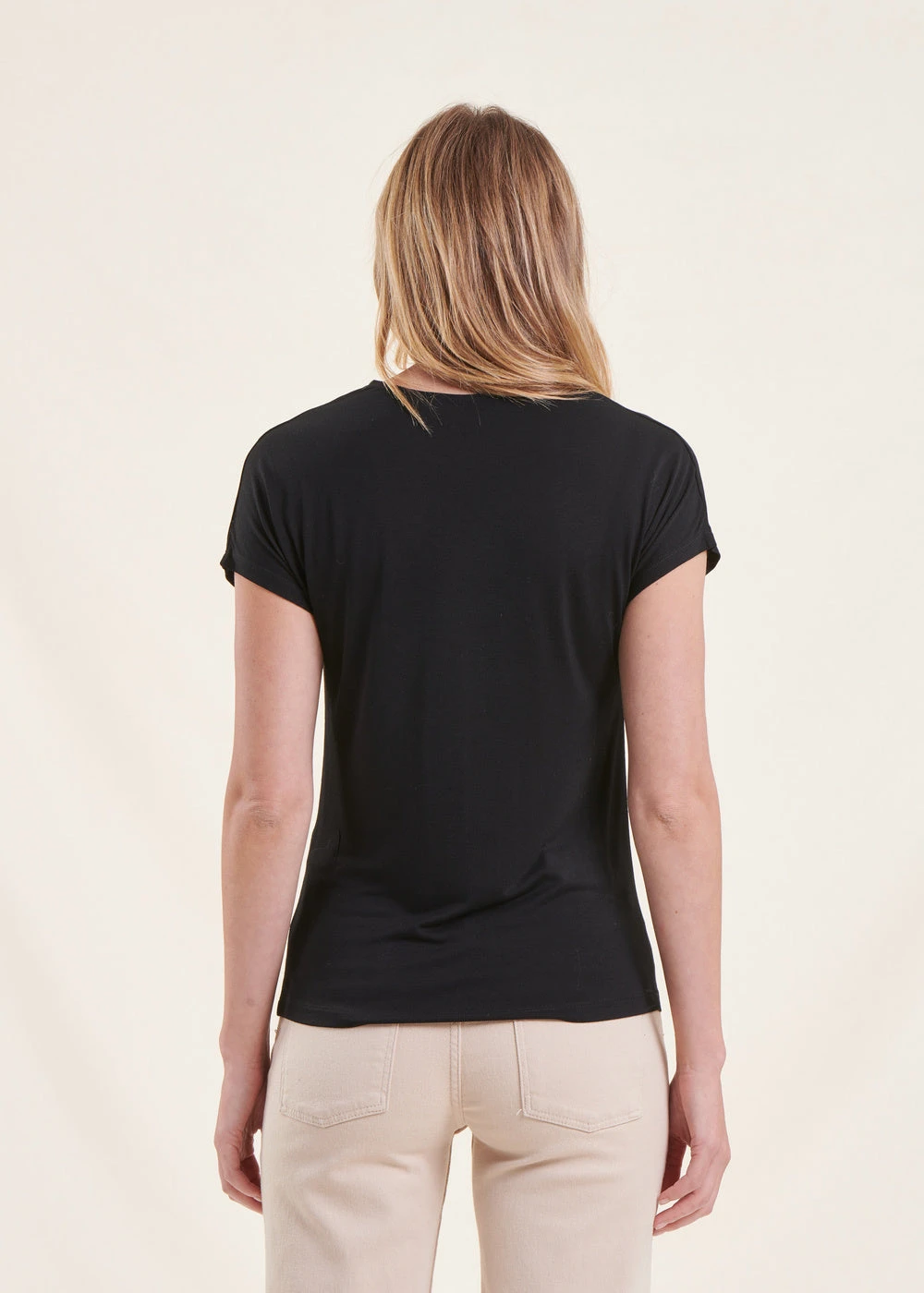 T-shirt Noir Encolure V 5 T-shirt Noir Encolure V – Image 3