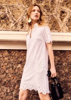Robe Courte Blanche En Broderie Anglaise