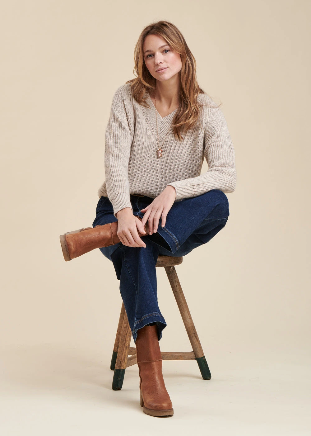 Pull Beige Encolure V En Maille Côtes Perlées 8 Pull Beige Encolure V En Maille Côtes Perlées – Image 6