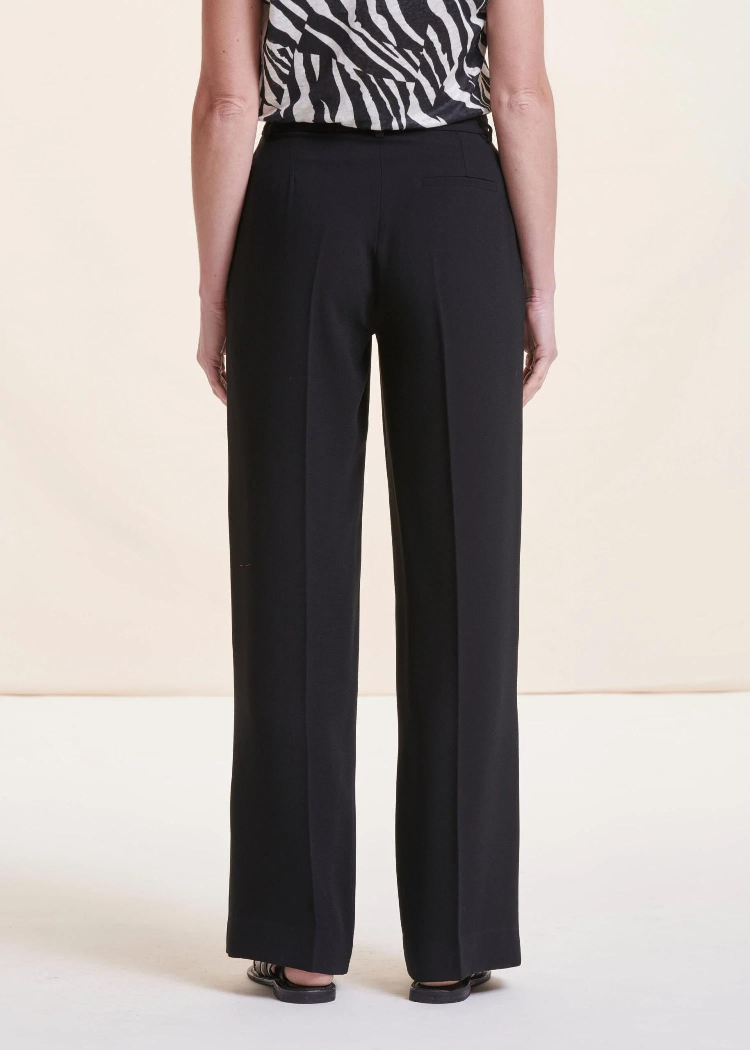 Pantalon Droit Noir En Tissu Crêpe 5 Pantalon Droit Noir En Tissu Crêpe – Image 3