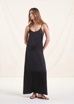 Robe Longue Fluide Noire En Satin à Bretelles