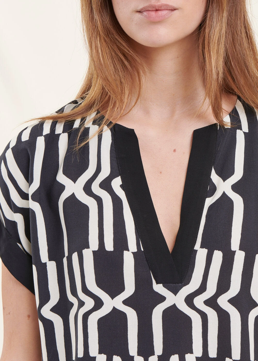 Top Manches Courtes à Imprimé Graphique Noir Et Blanc 7 Top Manches Courtes à Imprimé Graphique Noir Et Blanc – Image 5